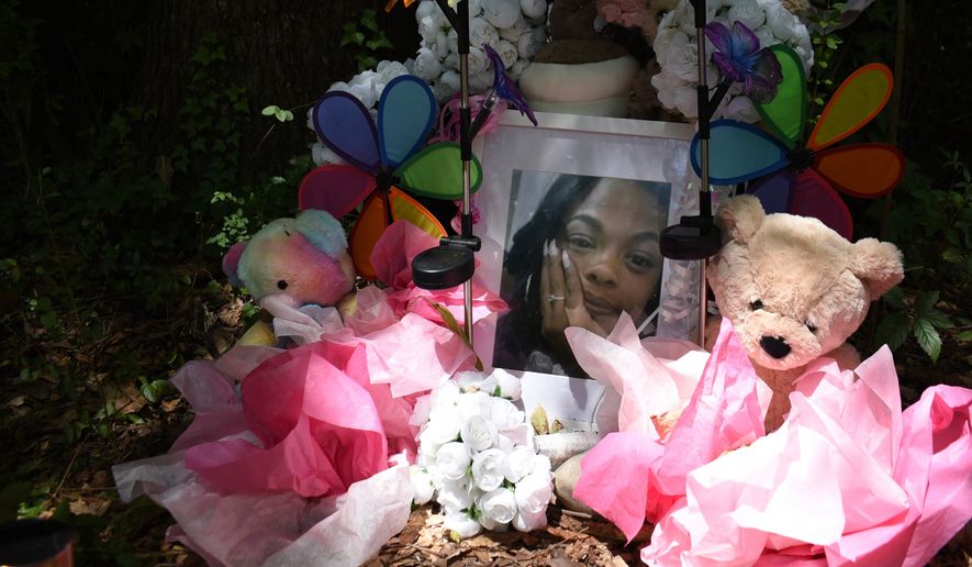 A makeshift memorial honoring Tasia Fortune stands in the backyard of the property where her body was found. Photo taken on Monday, Aug. 10, 2026, in Jackson, Miss. (AP Photo/Sophie Bates)