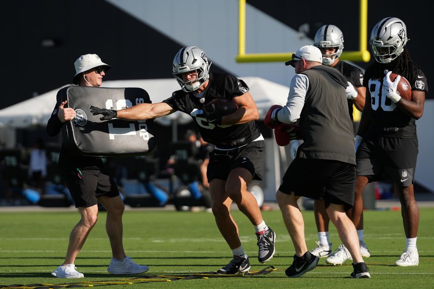 Las Vegas Raiders tight end Brock Bowers (89) runs through a drill during practice at the team's NFL football training camp, Wednesday, July 29, 2026, in Henderson, Nev. (AP Photo/Lucas Peltier)
