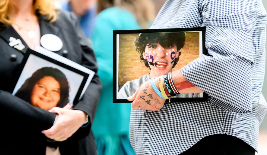 Shannon Heacock holds a photo of son Elijah Heacock, who died at age 16, during a protest against social media platforms outside the Ronald V. Dellums Federal Building and U.S. Courthouse on Tuesday, Aug. 18, 2026, in Oakland, Calif. (AP Photo/Noah Berger)