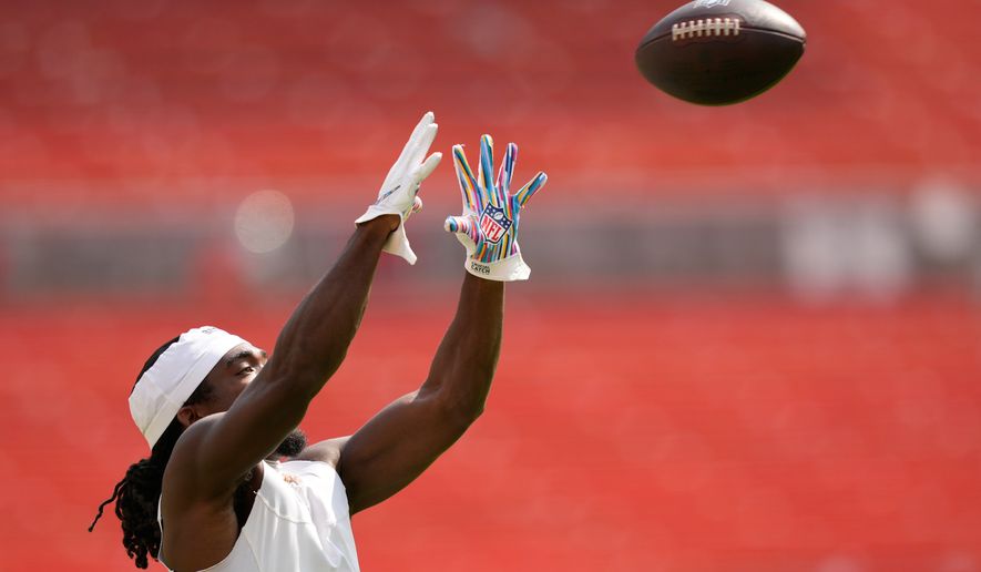 Cleveland Browns tight end Dae'Quan Wright warms up before a preseason NFL football game against the Buffalo Bills, Saturday, Aug. 22, 2026, in Cleveland. (AP Photo/Carolyn Kaster)