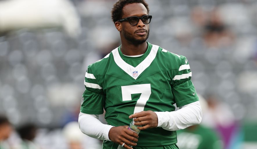 New York Jets quarterback Geno Smith (7) on the field before a preseason NFL football game against the New York Giants, Friday, Aug. 28, 2026, in East Rutherford, N.J. (AP Photo/Adam Hunger)