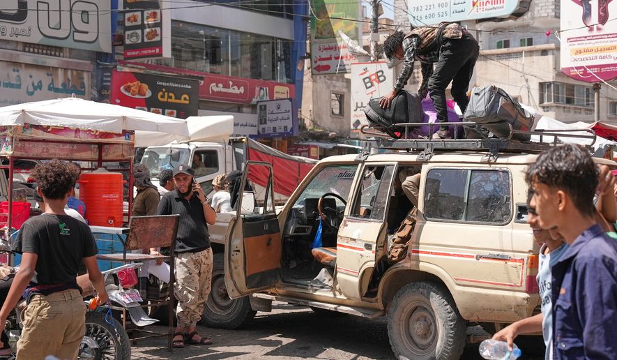 People crowd a minibus station in Taiz, Yemen, used by the displaced to leave the city, Thursday, Oct. 15, 2026. (AP Photo/Marzouq Al Jabri) ** FILE **
