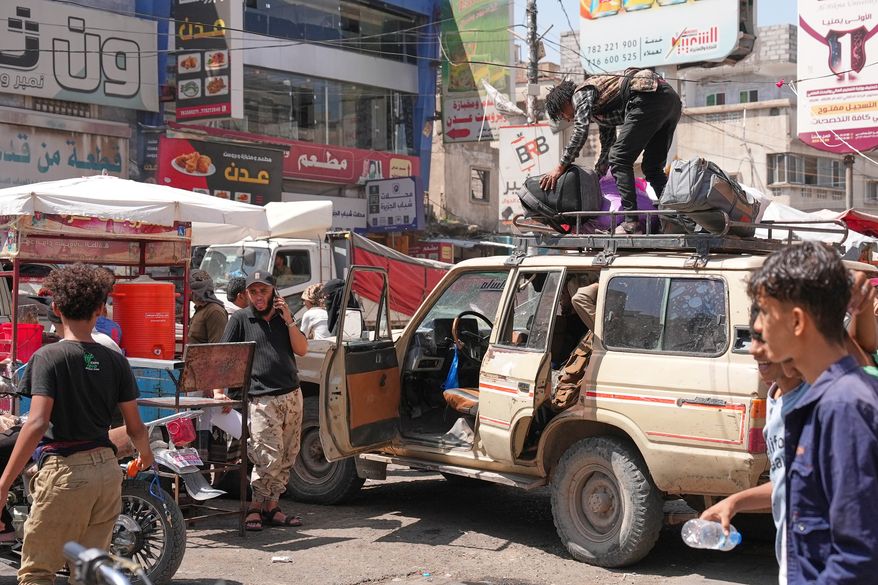 People crowd a minibus station in Taiz, Yemen, used by the displaced to leave the city, Thursday, Oct. 15, 2026. (AP Photo/Marzouq Al Jabri) ** FILE **